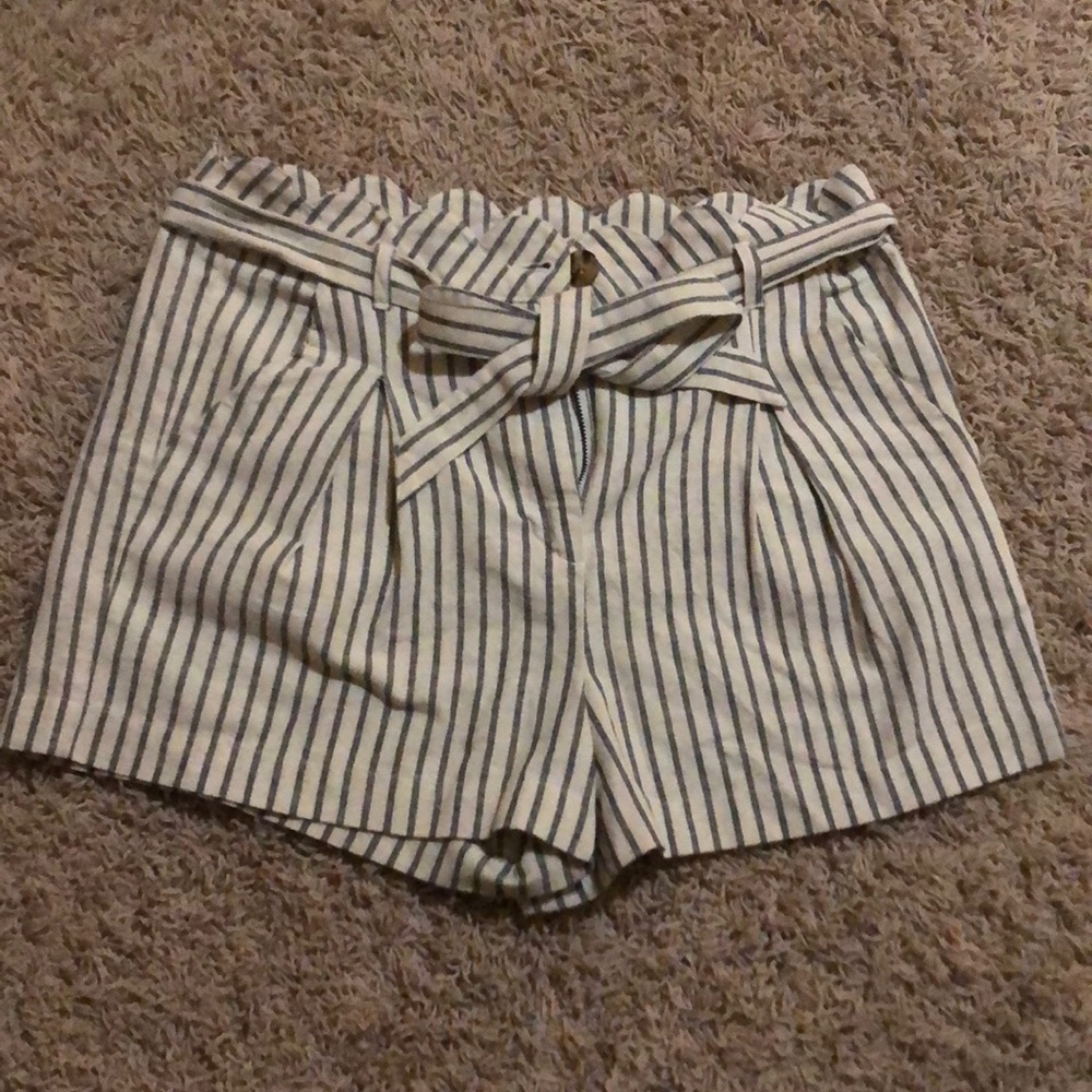 Mi Ami scalloped Gray and off white striped shorts